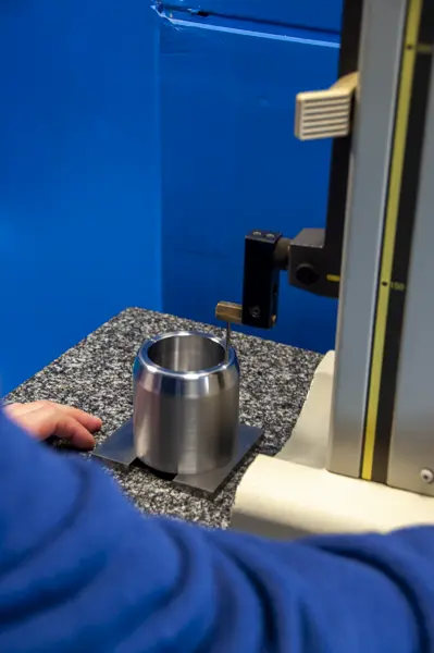 Contrôle qualité sur une pièce tournée